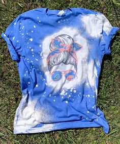 a t - shirt that is laying on the grass