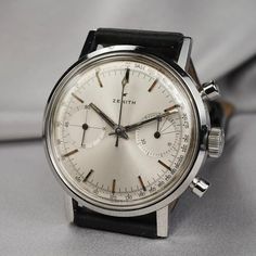 Presentamos el Zenith El Primero A271, un reloj que combina sin esfuerzo la elegancia atemporal con la precisión de vanguardia. Elaborado por la reconocida marca suiza Zenith, este reloj es un verdadero testimonio de su rica herencia y compromiso con la excelencia. El Primero A271 rinde homenaje a la icónica colección El Primero, que hizo su debut en 1969 como el primer cronógrafo automático del mundo. Desde entonces, se ha convertido en un símbolo de innovación relojera y se ha ganado un culto Zenith El Primero, Vacheron Constantin, Patek Philippe Nautilus, Breitling Navitimer, Audemars Piguet Royal Oak, Rolex Day Date, Rolex Gmt, Fine Watches, Rolex Daytona