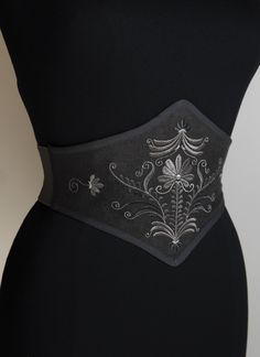 "The Hungarian Garden" Do you like corsets but also like to feel comfortable in your clothes? This belt is made for you! This is an embroidered elastic waist cincher, made of quality linen. Steel stays on the front of the belt provide support and give the illusion that it is a real corset. The robust elastic that makes up the back of this accessory allows greater sheathing than a classic belt and will adapt perfectly to your size. The embroidered pattern was created in our workshop for this uniq Marion Lavorre, Diy Corset Top, Embellished Belts, Diy Corset, Cincher Belt, Bar Dress, Classic Belt, Waist Corset, Embellished Shoes