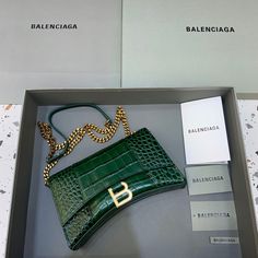 Balen Hourglass Wallet On Chain in Dark Green Green Luxury, Wallet On Chain, Balenciaga Bag, Color Dorado, Green Bag, Bago, Chain Strap, Satchel Bags, Luxury Bags