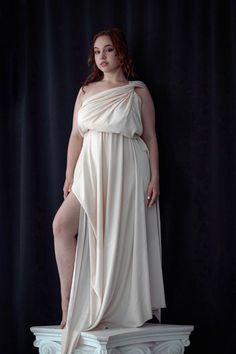 ancient greece goddess Greek Chiffon Dress, Old Greek Dress, Greek Toga Reference, Plus Size Greek Goddess Costume, Roman Toga Woman, Toga Greek Goddess, Ancient Greek Style Dress, Ancient Grecian Fashion, Greek Toga Aesthetic