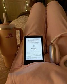 Leopard Office, Aesthetic Kindle, Kindle Girlie, Kindle Aesthetic, Reading Motivation, Black Everything, Girl Reading