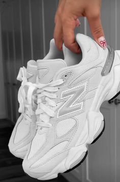 Staple Sneakers For Women, Clean Girl Shoes Aesthetic, New Balance With Dress, Sneaker Inspo Women, Cute Workout Shoes, Shoes For Women Aesthetic, Zapatillas Aesthetic, White New Balance Shoes, Tenis Aesthetic