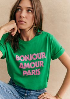 Short-sleeved organic cotton T-shirt;\"Bonjour Amour Paris\" print on front;Crew neck;Length from the shoulder: 60 cm / 23.6 in (for a S) French Graphic Tee, Outfits With Green Shirt, Travel T Shirt, Printed T Shirts Ideas Women, Cool T-shirt, Sezane Shirt, T-shirt Designs, Pink And Green Fashion, Tee Design Ideas