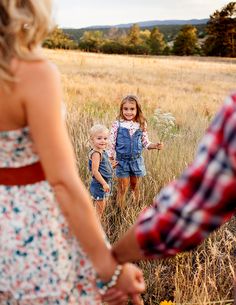 The kids in the back in focus with parents holding hands in front not in focus. So cute. Fun Family Pictures, Portret Feminin, Family Photoshoot Poses, Decoration House