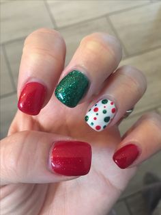 Fall And Halloween Nail Designs, Red White Green Nails, Christmas Gel Nails Designs Short, Christmas Nail Dip Designs, Red And Green Nails Christmas, Christmas Gel Nails Short, Simple Short Christmas Nails, Pre Christmas Nails, Short Xmas Nails