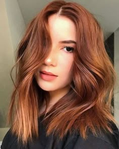 Wanna try out some dazzling hairstyle with your auburn red hair? Then you should create this medium length haircut and get a flawless hairstyle with your fine hair. #hairstyles #mediumlengthhairstyles #hairstylesforfinehair #hairstylesformedium Razored Lob, Straight Lob, Bob Hairstyles For Thick, Classic Bob, Naturally Curly Hair, Bright Copper, Hairstyles And Haircuts, Haircuts For Curly Hair