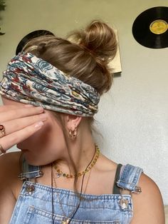 Hair Bandana Outfit Summer, Ways To Style Hair Scarf, Bandanna Short Hair, Hair Updo With Scarf, Hair Scarf Aesthetic, Hippie Hair Styles, Boho Headband Hairstyles, Bandana Long Hair, Boho Bandeau Hairstyles