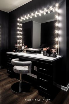 Home Salon Set Up Ideas, Hair And Makeup Station In Bedroom, Salon Station Set Up, Beauty Baskets, Makeup Vanity Organization, Makeup Room Ideas, Picture Comprehension