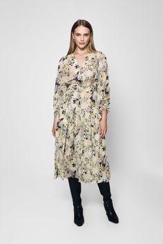 Introducing our boho style Sofia Floral Dress, a delightful and versatile piece that combines elegance with a touch of playfulness. This enchanting dress features a soothing beige pastel hue, long sleeves, and a front tie button , creating a chic and feminine look in this Lakeyo piece. Model's measurement is Height: 173cm / 5'8'' Bust: 84cm / 33'' Waist: 64cm / 25'' Hips: 89cm / 35'' - Length: Midi - Long Sleeves - Front tie waist detail - Flowy hemline - Elastic cuff design Composition: 100% Polyester Lining: 100% Polyester Please note: The Lakeyo clothing range runs half a size smaller than standard AU clothing sizes, please consider the size before purchase. Cream Midi Dress For Spring Garden Party, Cream Midi Dress For Spring, Cream Midi Dress For Spring Daywear, Spring Casual Cream Midi Dress, Long Sleeve Beige Casual Dress, Beige Long Sleeve Dress For Brunch, Feminine Long Sleeve Beige Dress, Cream Long Sleeve Midi Dress For Casual Occasions, Spring Cream Midi Dress With Floral Print