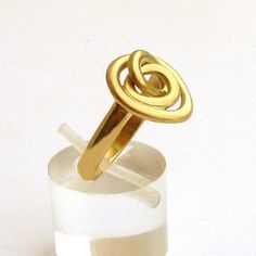 This is a very unique handmade 18K gold ring. It reminds me of a rose and the free link in the middle has a movement adding dynamics to the rose. The ring is from the Zen Nature collection. Size: 8 and 6.5 in stock. other sizes available upon request. Metal: 18K solid gold The ring will be shipped elegantly gift wrapped and in a padded envelope. To see more rings click here: https://www.etsy.com/shop/RuthaJewelry?section_id=6544457 Visit my shop here: https://www.etsy.com/shop/RuthaJewelry Handmade Gold Jewellery, Gold Statement Ring, Linking Rings, Nature Collection, 18k Gold Ring, Cocktail Rings, Rose Flower, Handmade Ring, Rings Statement