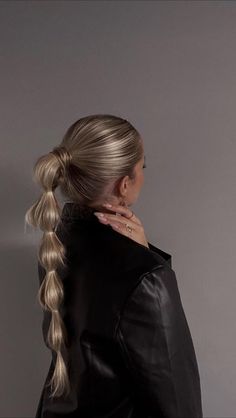 Blonde Bubble Ponytail, Black And Blonde Hair Ponytail, Cute Hair Up Ideas, Bubble Pointy Tail, Bubble Hair Ponytail, Blonde Balayage Ponytail, High Pony Bubble Braid, Hairstyles For Brunettes Long, Extension Hairstyles How To Style