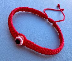 Es una Pulsera roja y tiene en la parte de arriba un ojo turco color rojo y tejida con hilo Espiga número nueve ajustable los hilos que cuelgan hacia abajo se deslizan para más comodidad Mirar las fotografías para más detalles  Excelente regalo para alguien muy especial  Gracias por su apoyo Red Bohemian Evil Eye Bracelet For Festivals, Red Bohemian Jewelry With Adjustable Cord, Bohemian Red Jewelry With Adjustable Cord, Handmade Red Evil Eye Bracelet For Festival, Adjustable Red Jewelry For Festivals, Casual Red Jewelry With Adjustable Cord, Casual Red Resizable Jewelry, Handmade Red Evil Eye Bracelet, Red Bohemian Evil Eye Bracelet