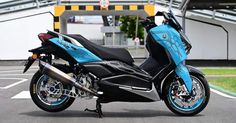 a blue and black motorcycle parked in a parking lot