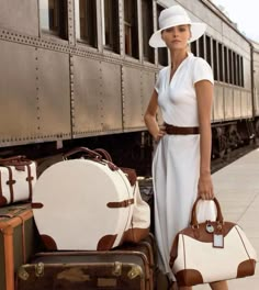 Classic White Dress, Chique Outfits, Summer Fashion Trends, Carrie Bradshaw, Moda Vintage, Looks Chic, 가을 패션, Mode Vintage, Suitcases