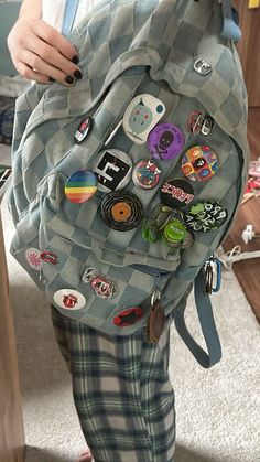 Decorated Backpack Ideas, Ftm Outfits, Japanese School Bag, In My Backpack, Backpack Essentials