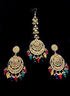 Multicolor Indian Bridal tikka set elaborated with lux mini pearls. This gorgeous tikka set is handcrafted with clear Kundan gems. Gold plated tikka set is further detailed with colorful onyx gem drops. This beautiful tikka set comes with matching gold-plated earrings with multicolor Onyx drops. It is the jewelry set sure to make you stand out from the crowd. It is the perfect piece of jewelry for any bridal occasion. SET INCLUDES: Maang Tikka & Earrings Details: Handcrafted Metal: Gold Plated & Bridal Tikka, Sequin Mask, Spiral Necklace, Maang Tikka, Set Earrings, Beautiful Mask, Hair Jewelry Wedding, Pretty Gift, Traditional Jewelry