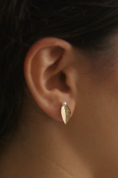 A beautiful bridal leaf with a pearl earrings. What a gorgeous botanical piece! This pair of beauties is made of brass with high-quality gold plating and small genuine white pearls. The ear pins are 925 Sterling Silver (Hypoallergenic) and come with silicon clasps. Great for brides and Woodland Jewelry, Chakra Art, Ear Pins, Jewellery Ideas, Gold Earrings Designs, Small Earrings Studs, Earrings Pearl, Earrings Small, Small Earrings