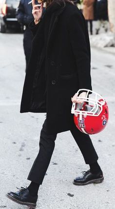 Italian Street Style, Fashion Week Nyc, Dr Martens Outfit, Estilo Indie, Cooler Look, Street Style Winter, All Black Outfit, Mode Inspo, Doc Martens