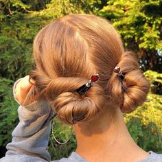 "Reina" translates to "Queen" which is perfect for this stunning Tidal Hair Stick. The large teardrop shaped bead is amazing red Czech glass with a bronze edging. Price is for a single Tidal Hair Stick. The standard base is a 4 1/2 inch black lacquered wood with a unique tapered shape, but after beads are added, the Hair Stick is around 5 1/2 to 6 inches total. A large 6 inch base is available at no additional cost. Most customers prefer to use the smaller 4 1/2 inch base, but you may want to go Hair Damage, Chinese Hairstyle, 짧은 머리, Hair Stick, Hair Reference, Beautiful Long Hair, Dream Hair, Hair Sticks, Aesthetic Hair