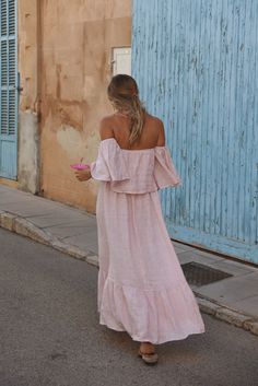 Style // Faded, subtle, that perfect shade for any occasion, the Blush Baila is the perfect light pink linen off the shoulder dress The Baila Dress is a midi to long length dress with a tiered skirt and flowy feel for the ultimate effortless and minimal look. The ruffle detail can we worn off shoulder for a timeless, elegant and modern neckline. A supportive elastic bust is designed allow sizing versatility, and a full skirt for the most romantic linen dress to stay in your wardrobe for seasons Maternity Skirts, Linen Kaftan, Maternity Photoshoot Outfits, Natural Linen Dress, Boho Maternity, Long Length Dresses, Shower Outfits, Baby Shower Outfit, Minimal Look