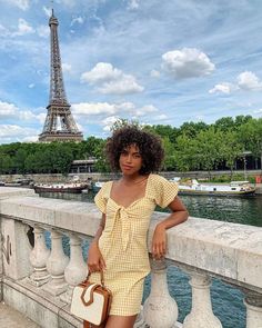 French Summer Style, Sporty Crop Top, Parisian Summer, Paris Summer, Timeless Outfits, Europe Outfits, French Girl Style, Outfit Formulas