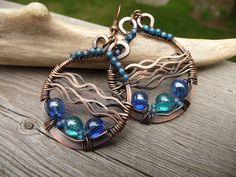 "Waves" Dangle Earrings -Unique and modern  -Wire wrapped with a one of a kind "ocean waves" design -Boho and beachy with sea colors - aqua/turquoise blue glass beads.    -Made of solid copper metal with copper ear hooks. -Lightweight and perfect for everyday wear.   -A great summertime or beach getaway look.  Would look beautiful with: -turquoise top -coral color top -white or black blouse Size: 2.25 inches long (measurement includes the ear hook) 1 inch wide. copper plated brass ear hooks - ni Wire Jewelry Patterns Fire Mountain Gems And Beads, Wire Wrapping Earrings, Jellyfish Pendant, Wire Wrapped Turquoise, Earrings Handmade Boho, Waves Design, Turquoise Jewellery, Wire Jewelery, Turquoise Top