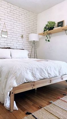 #quartodecasalsimples #quartodecasalsimplesepequeno #quartodecasalsimplesebarato Cozy Bohemian Bedroom, Bohemian Bedroom Ideas, Cozy Bohemian, Scandinavian Design Bedroom, Minimalist Bedroom Decor, Minimalist Bedroom Design, White Bed, White Sheets