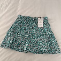 Nwt Darling Women’s Size Xs Floral Skirt With Short Liner. Super Cute For Any Season! Green Casual Skort (shorts Skirt), Casual Green Skort (shorts With Skirt Shape), Casual Skort For Spring, Casual Short Mini Skirt With Floral Print, Casual Floral Print Mini Skirt, Casual Floral Print Short Mini Skirt, Casual High Waist Floral Print Mini Skirt, Casual Floral Print Mini Shorts, Casual Mini Length Floral Print Shorts