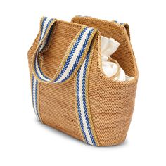 This handwoven small vegan bag is perfectly sized to hold all your daily essentials and has a contemporary silhouette, showcasing its intricate craftsmanship. Each bag also comes with its own unique code that connects you to the artisan who handcrafted it for you. Finding Style, Oval Bag, Interesting Websites, Desain Tote Bag, Mermaid Core, Bag Inspiration, Trendy Purses, Vegan Bag, Belt Purse