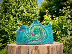 Celebrate Summer Solstice with this one-of-a-kind handmade Sun Spiral Crown. A dress up for a celebration or role play on a weekday, the crown will bring joy and excitement to any young king or queen. Bright colours and a soft, tactile appearance offers a wonderful sensory experience.  Crown is made of handmade wet felted wool fabric with unique colourful celestial motif needle felted onto it. Green and turquoise in the background with yellow, light green, pink, purple details and golden strands Summer Solstice Celebration, Waldorf Birthday Crown, Waldorf Crown, Waldorf Birthday, Toddler Dress Up, Solstice Celebration, Crown Queen, Waldorf Crafts, Felt Crown