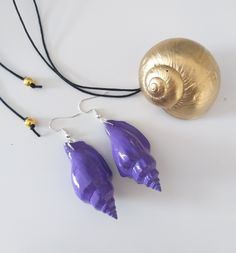 URSULA THE SEA WITCH NECKLACE AND EARRINGS - PERFECT FOR YOUR URSULA COSTUME! These natural seashells I have painted gold and purple to replicate Ursuala's jewelry. The necklace is on waxed cotton cord and is adjustable. Please note that these are real natural shells and therefor will not always be flawless. Thank you for viewing and please do not hesitate to contact me if you have any questions! Visit my shop here for more Seashell Creations:  https://www.etsy.com/au/shop/SusysSeashells?ref=hdr Ursula The Sea Witch, Ursula Necklace, Seashell Creations, Ursula Costume, Witch Necklace, Sea Witch, Shell Necklace, Choker Necklaces, Shell Necklaces