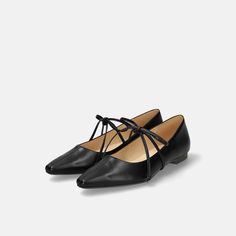 Stylish flat shoes with a center seam design on the instep and a removable strap. You can create a sweet feminine style by tying the strap with a ribbon at the instep. Stylish Flat Shoes, Wooden Pattern, Foot Pain, Flat Shoes, Feminine Style, Shoes Flats, Loafers, Ribbon, Heels