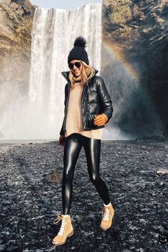 Cloudy Outfit, Black Beanie Outfit, Leather Leggings Winter, Outfits Mit Leggings, Iceland Fashion, Ireland 2023, Mode Au Ski, Valentina Ferragni, Outfits Leggins