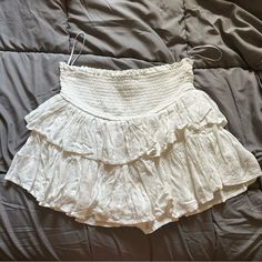 Never Worn Chic Ruffled Skort For Spring, Flowy Tiered Ruffle Skort, Chic Relaxed Fit Mini Skirt With Ruffles, Chic Skort With Ruffles For Day Out, Chic Tiered Skort With Ruffles, Chic Ruffled Skort For Day Out, Casual Ruffled Mini Skort, White Tiered Bottoms For Day Out, White Tiered Ruffled Mini Skirt