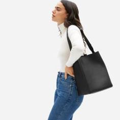 The Italian Leather Studio Bag Black – Everlane Chic Travel Outfit, Comfortable Travel Outfit, Leather Studio, Bodysuit And Skirt, Studio Bag, Jeans And Flats, Wardrobe Planning, Comfortable Bras, Blazer With Jeans