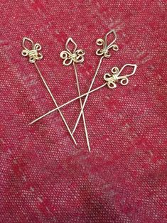 These veil pins don't have direct historical sources, however these cute pins will perfectly work for SCA and LARP garbs. These pins will work as dress or veil Pins as well as sewing pinned needles. Pins available to order at quantities from 1 to 10 pins. Weaving Shuttle, Medieval Hats, Diy Shawl, Medieval Garb, Brass Pin, Dress Pin, Medieval Jewelry, Medieval Costume, Shawl Pins