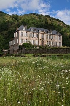 huge mansion in garden French Mansion Aesthetic, French Chateau Aesthetic, Chateau Gudanes, Chateau Aesthetic, Verdun France, Carla Coulson, Chateau De Gudanes, Chateau For Sale