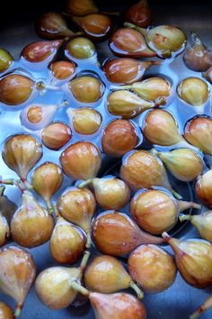 an oil pan filled with lots of ripe figs