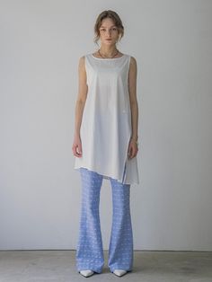 This is vanone atelier’s summer dress is perfect for lightweight wear. Designed without a lining for easy layering with various tops, it also wears comfortably on its own without clinging to the body. The asymmetrical silhouette and side slits add a distinctive touch, while the boat neck design offers a refreshing look. Made from sturdy and stretchy material, it maintains its unique shape without sagging.- Ideal for daily wear- Can be paired with different accessories to create various looks- A basic item that complements any outfit well Versatile Summer Tunic With Relaxed Fit, Summer Cotton Tunic With Asymmetrical Hem, Chic Cotton Summer Tunic, Chic Summer Cotton Tunic, White Chic Summer Tunic, Chic White Summer Tunic, Casual White Dresses For Layering, Versatile Spring Layering Dresses, Versatile Layering Dresses For Spring