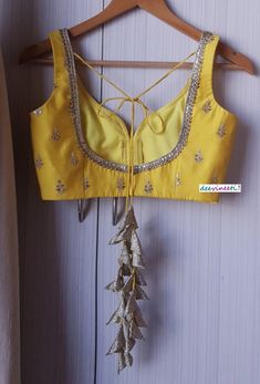 Simple Sleeveless Blouse Design, Deep Neck Blouse Designs, Blouse Designs Back, Yellow Blouse Designs, Blouse Back Designs, Chanderi Lehenga, Dandiya Dress, Lengha Blouse Designs, Lehenga Top