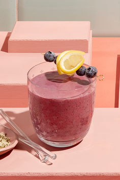 A short glass filled with purple smoothie and garnished with lemon and blueberry. Lemon Smoothie Recipes, Lemon Smoothie