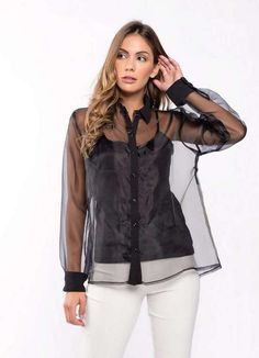 Camisa confeccionada em organza de aspecto transparente. Possui mangas longas, gola dobr�vel e abotoamento frontal. Acompanha forro. Pe�a que d� charme em qualquer look. Composi��o: 100% Poli�ster. Modelo usa: Black Transparent Top Outfit, Transparent Shirt Outfit, Women Sporty Outfits, Fitness Wear Women, Organza Shirt, Mesh Fashion, Organza Top, Black Jeans Outfit, Black Sheer Top