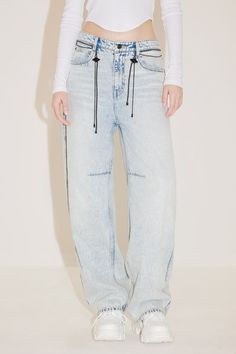 Cotton denim material utilizes skin-friendly Egyptian cotton, offering a smooth and delicate touch for a comfortable fit. The vintage wash effect creates a seamlessly layered retro hue, naturally blending without appearing abrupt. Embodying a unisex "dad jeans" style, adorned with a waist chain to amplify individuality, it interprets a bold and cool denim attitude.

With waist chain details
Loose, wide-leg fit
Casual street style

Product code: 6L1JJ4650000F20
Sizing

 Model wears size 26 and is Cool Denim, Dad Jeans, Loose Fit Jeans, Denim Material, Waist Chain, Egyptian Cotton, Casual Street Style, Vintage Lighting, Knit Jumper