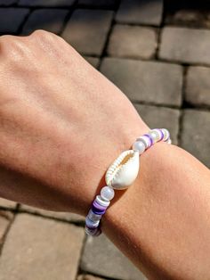 Elevate your style with this cheap, durable, and preppy beachy themed bracelet made with purple and white clay flat beads, a cowrie charm, and pearls! 🌟 Poly Bead Bracelets, Purple Clay Bead Bracelet, Preppy Bracelets, Diy Jewelry Unique, Purple Bracelet, Beach Bracelets, Casual Preppy Outfits, Clay Bracelet, Handmade Jewelry Tutorials