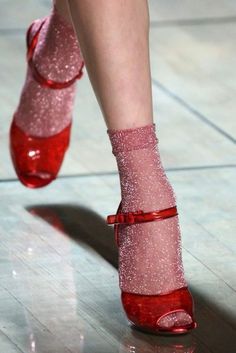 Lovecore Fashion, 2019 Ready To Wear, Socks And Heels, Carrie Bradshaw, Fashion Weeks, Mode Vintage, Mode Outfits, Sock Shoes