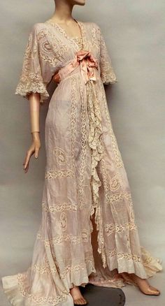 Istoria Modei, Fashion 1980s, 1900s Fashion, Lingerie Vintage, Silk And Lace, Vintage Gowns, Antique Clothing