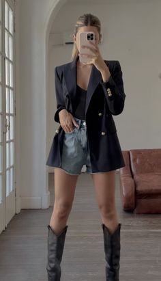 Outfit Black Cowboy Boots, Blazer Cowboy Boots Outfit, Jean Shorts And Boots Outfit, Cowboy Outfits For Women, Nashville Style Outfits, Cowboy Boot Outfits, Black Blazer Outfit, Looks Country