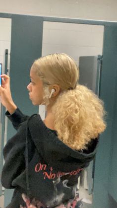 White Blonde Hair Black Women, Platinum Blonde Curly Hair Black Women, Blond 4c Hair, White Highlights Curly Hair, Short Curly Blonde Hairstyles, Bleach Curly Hair, Black Hairstyles Blonde, Bleach Blonde Curly Hair, Blonde On Brown Skin