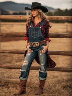 Overall Cowgirl Outfit, Western Style Outfits Cowgirl Chic, Western Street Style, Cowgirl Outfit Ideas, Cowgirl Core